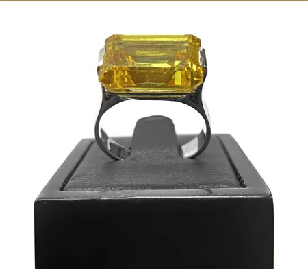 Anello in oro bianco e pietra