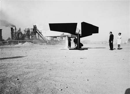 Ugo Mulas (1928-1973)  - Two Winged Figures, Lynn Chadwick, 1962