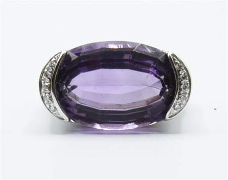ANELLO CON AMETISTA in oro bianco 18kt, al centro ametista ovale di 2,40 ct...