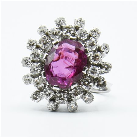 ANELLO MARGHERITA CON RUBINO E DIAMANTI in oro bianco 18 kt, con al cenro...