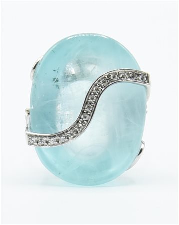 ANELLO CON ACQUAMARINA E DIAMANTI in oro bianco 18kt, con grande acquamarina...