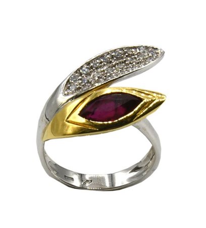 ANELLO CON RUBINO BIRMANO E DIAMANTI in oro bicolore 18 kt con rubino Birmano...