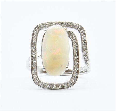 ANELLO CON OPALE AUSTRALIANO in oro bianco 18 kt a forma di spirale...