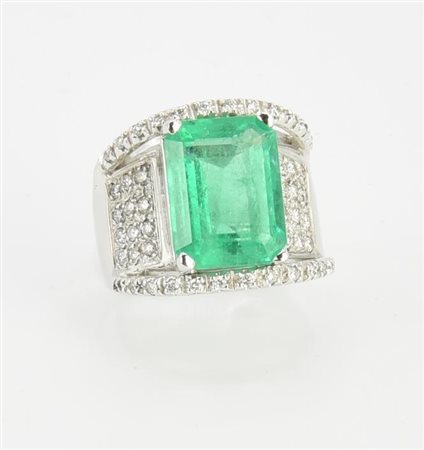 ANELLO A FASCIA CON SMERALDO COLOMBIANO E DIAMANTI in oro bianco 18kt con...