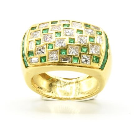 ANELLO CON SMERALDI E DIAMANTI in oro giallo 18kt, con diamanti taglio...