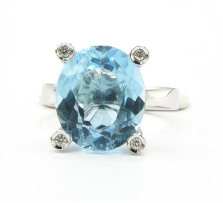 ANELLO CON TOPAZIO E DIAMANTI in oro bianco 18kt, con al centro grande...