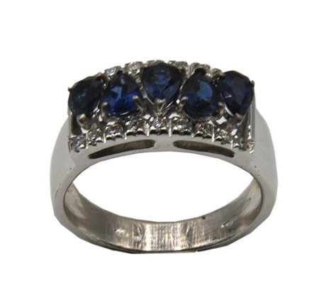 ANELLO CON ZAFFIRI E DIAMANTI in oro bianco 18kt, e cinque zaffiri blu...