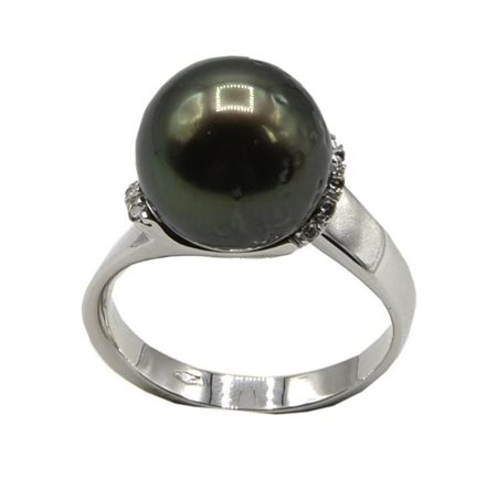 ANELLO CON PERLA TAHITI E DIAMANTI in oro bianco 18kt, con al centro perla...