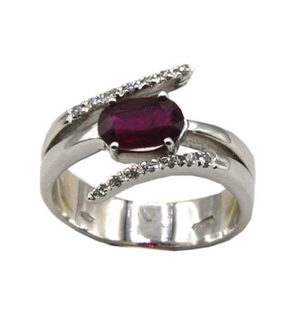 ANELLO CON RUBINO E DIAMANTI in oro bianco 18kt, con al centro rubino Birmano...