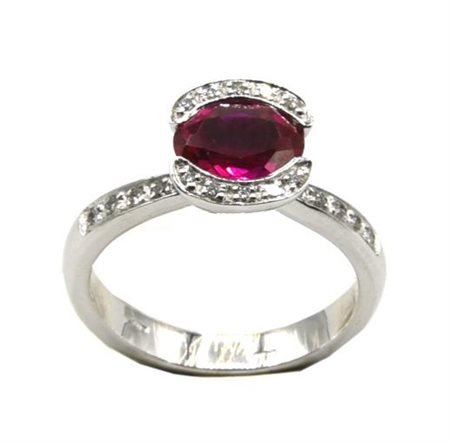 ANELLO CON RUBINO E DIAMANTI in oro bianco 18 kt., con al centro rubino...