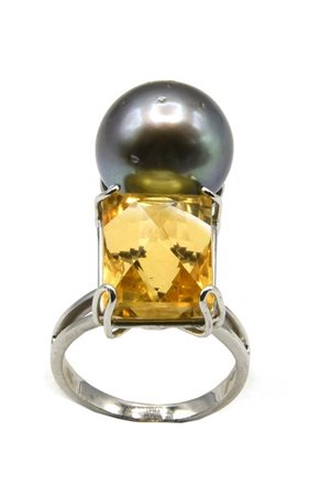 ANELLO CON PERLA TAHITI E CITRINO in oro bianco 18kt, con perla grigia Tahiti...