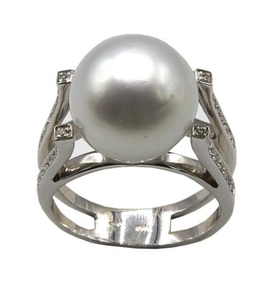 ANELLO CON PERLA AUSTRALIANA E DIAMANTI in oro bianco 18kt, con al centro...