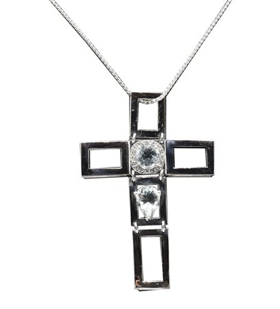 PENDENTE A CROCE CON ACQUAMARINA E DIAMANTI in oro bianco 18kt, con al centro...