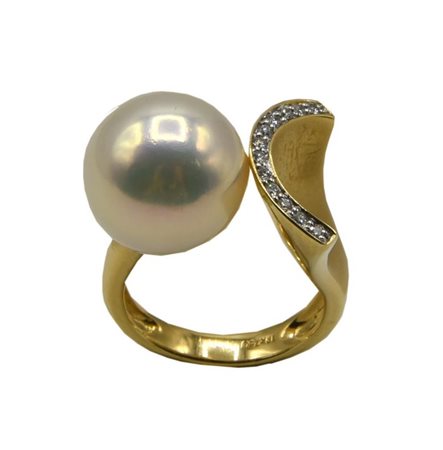 ANELLO CON PERLA BIANCA AUSTRALIANA E DIAMANTI in oro giallo 18kt, con perla...