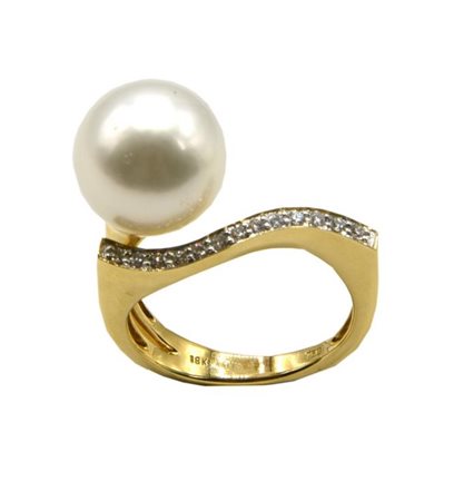 ANELLO CON PERLA BIANCA AUSTRALIANA E DIAMANTI in oro giallo 18kt, con perla...