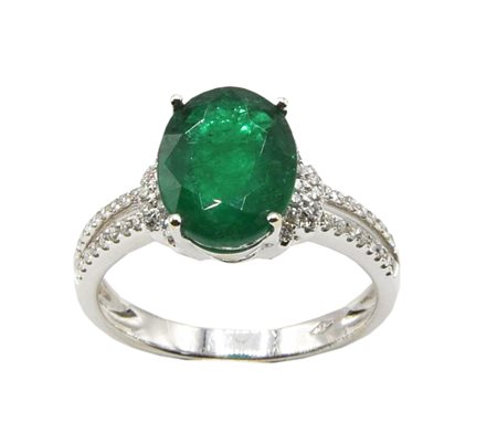 ANELLO CON SMERALDO COLOMBIANO E DIAMANTI in oro bianco 18kt, con al centro...
