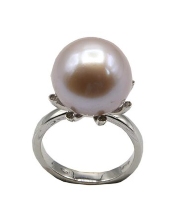 ANELLO CON PERLA AUSTRALIANA E DIAMANTI in oro bianco 18kt, con al centro...