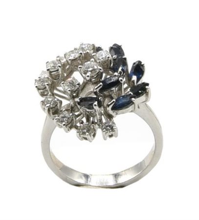 ANELLO CON ZAFFIRI E DIAMANTI in oro bianco 18kt, con zaffiri naturali blu...