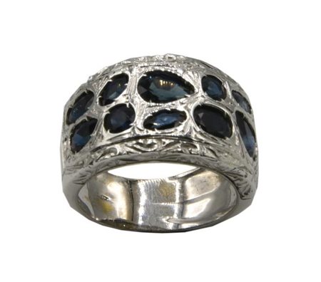 ANELLO A FASCIA CON ZAFFIRI in oro bianco 18kt, con 12 zaffiri blu naturali...