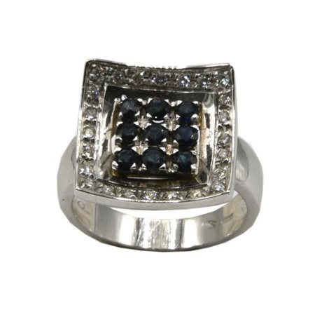 ANELLO A FASCIA CON ZAFFIRI E DIAMANTI in oro bianco 18kt, con al centro tre...