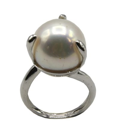 ANELLO CON PERLA AUSTRALIANA in oro bianco 18kt, con al centro perla...