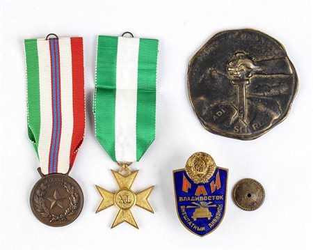 Lotto 4 medaglie e una scatola