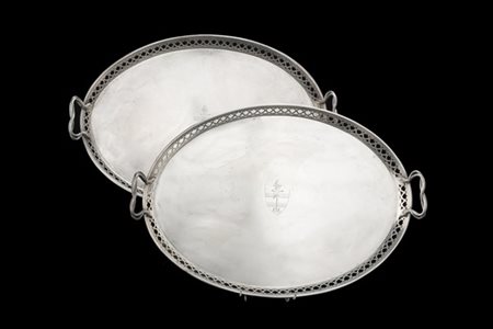 Coppia di vassoi biansati in argento di forma ovale con bordo traforato a motiv