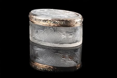 Scatolina ovale in cristallo di rocca scolpito con ghiere in oro 9K a più color