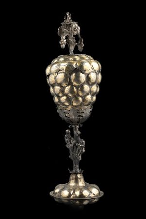 Coppa in argento e argento dorato a forma di ananas con presa del coperchio a fiori