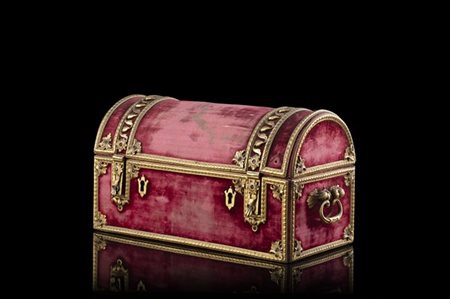 Piccolo forziere da viaggio in bronzo rivestito in velluto. Fregi cesellati a f