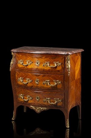 Comò a tre cassetti lastronato in bois de rose e bois de violette con fronte mosso