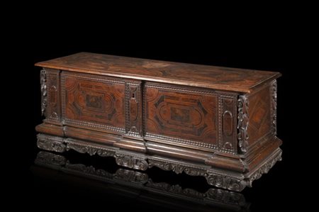 Cassapanca con fronte, fianchi e coperchio lastronati e filettati in legni vari