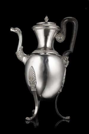 Grande caffettiera in argento con presa e coperchio cesellati a foglie d'acanto
