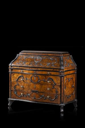 Ribalta di forma mossa lastronata in radica di noce, cartelle e profili in legn