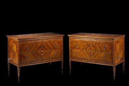 Coppia di cassettoni lastronati, intarsiati e filettati in legni vari. Fronte a