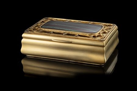 Scatola in oro con ghiera in argento dorato e diaspro sul coperchio