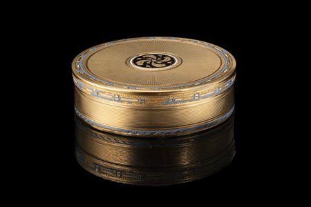 Scatolina tonda in oro giallo guilloché con smalti azzurro, bianco e nero, marc