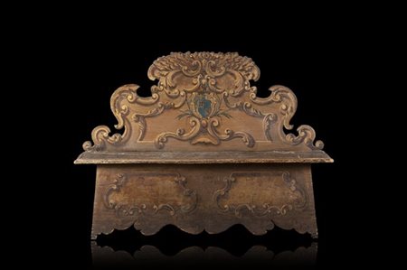 Panca in legno intagliato e laccato a volute fogliate, schienale sagomato centr