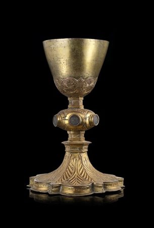 Calice in rame dorato con base a colonna decorata a fiori e volute fogliate con