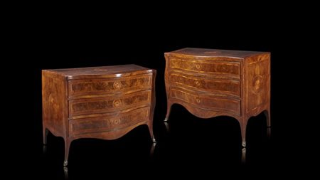 Coppia di cassettoni di forma mossa lastronati in palissandro, radica di noce e