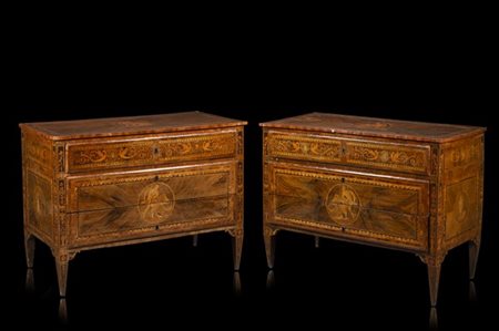 Coppia di cassettoni lastronati in radica di noce, intarsiati e filettati in le