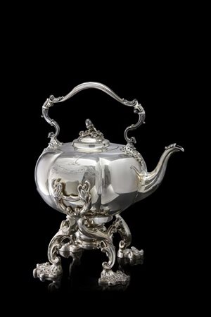 Bollitore in argento a corpo liscio con presa a tutto tondo a ghiande e foglie.