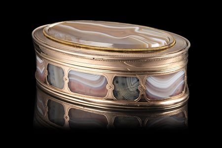 Scatola ovale in oro 14K con inserti di agata a bande (cm 8,9x5x2,6 circa)