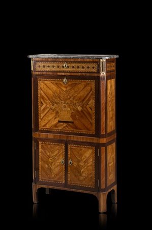 Secretaire interamente intarsiato in legni vari a vasi fioriti e motivi concate