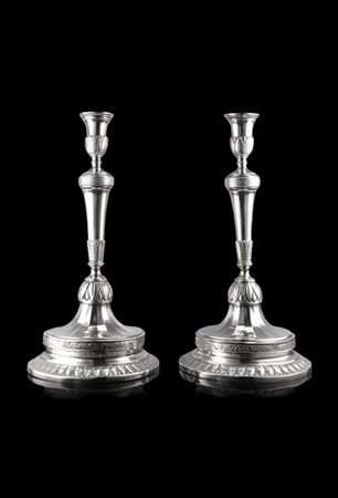Coppia di candelieri in argento con fusto a colonna sfaccettata, base circolare