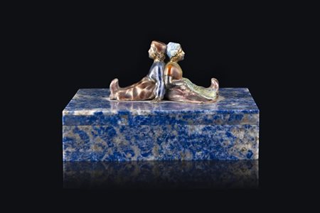 Alfredo Ravasco Scatola in lapislazzulo, il coperchio sormontato da due fanciull