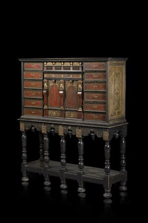 Stipo in legno ebanizzato e lastronato in tartaruga, filettato in avorio. Front