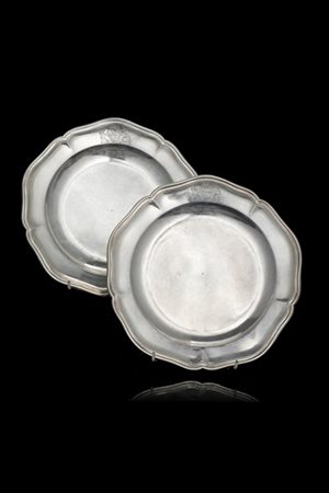 Coppia di piatti in argento con bordo mistilineo con inciso lo stemma dei conti