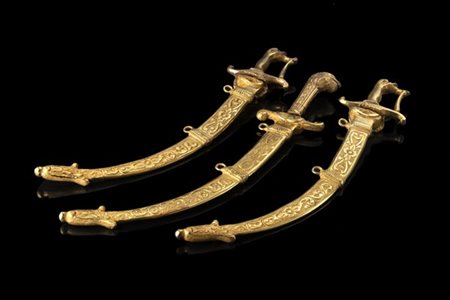 Lotto di tre daghe da presepe in metallo dorato. Secolo XIX