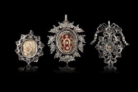 Arte del secolo XVIII/XIX. Lotto di tre portareliquie in argento traforato a vo